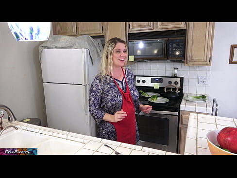 ❤️ A madrasta a ordenhá-lo na cozinha antes do seu encontro ❤ Sexo superior em pt.porngifmag.ru ️❤